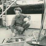 Marcel Van Thienen 	réglant l'électronique de commande 	de la sculpture lumineuse 	"Bivalence III" 1975 